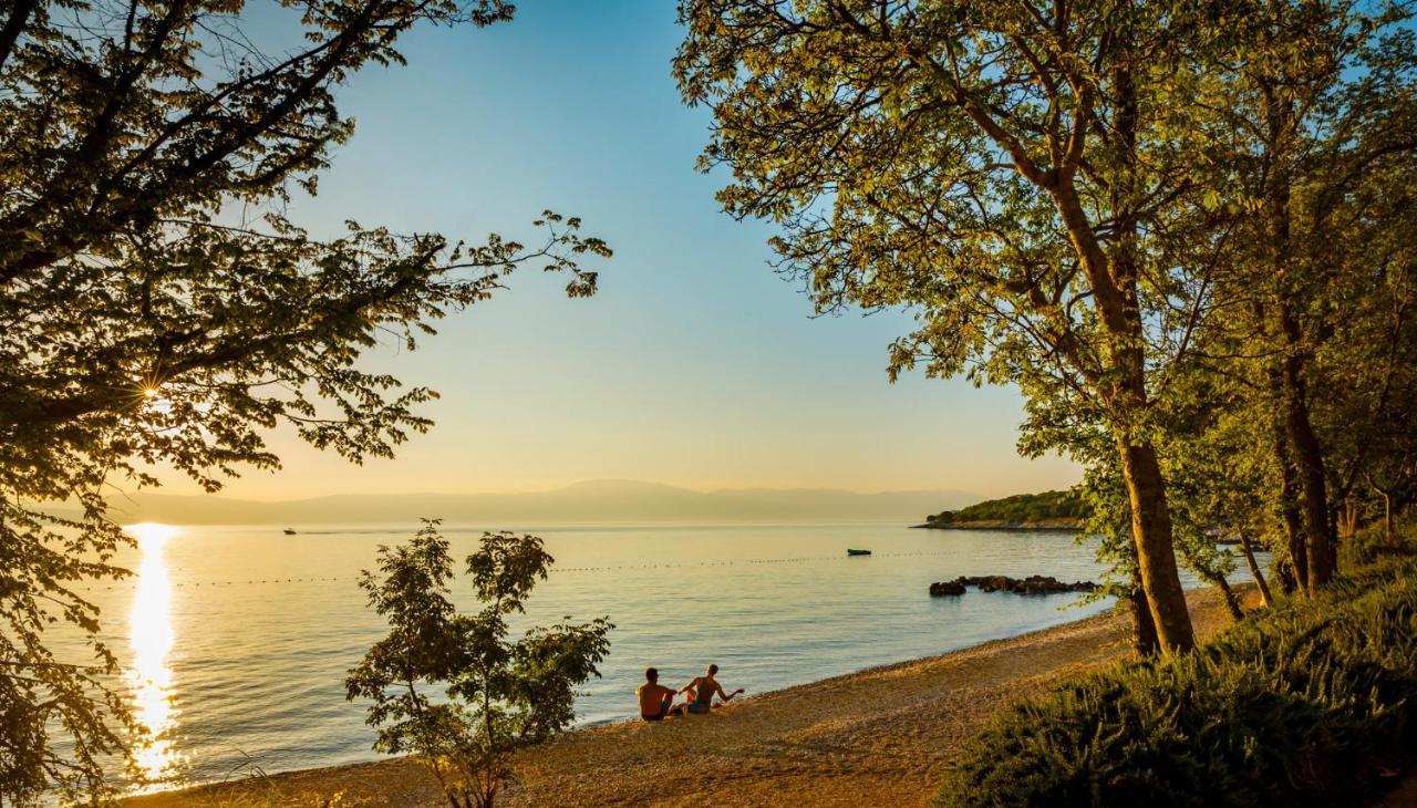 Aminess Style Glamping Villas & Holiday Homes Atea Njivice Exteriör bild Sunset at Lake Michigan