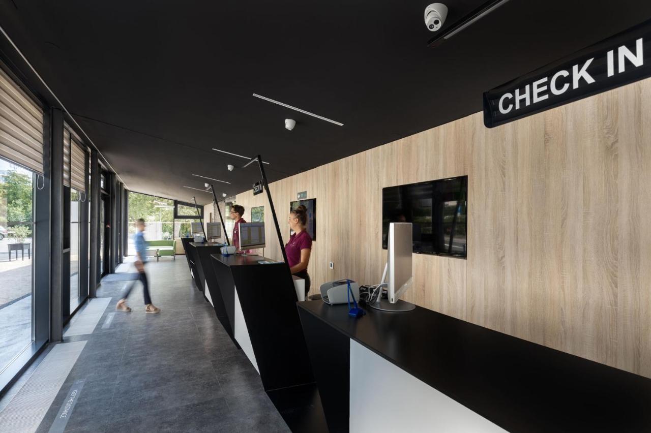 Aminess Style Glamping Villas & Holiday Homes Atea Njivice Exteriör bild Check-in at the airport
