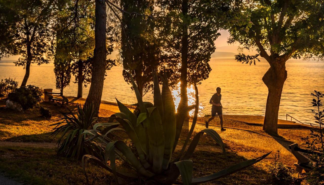 Aminess Style Glamping Villas & Holiday Homes Atea Njivice Exteriör bild Sunset at the beach