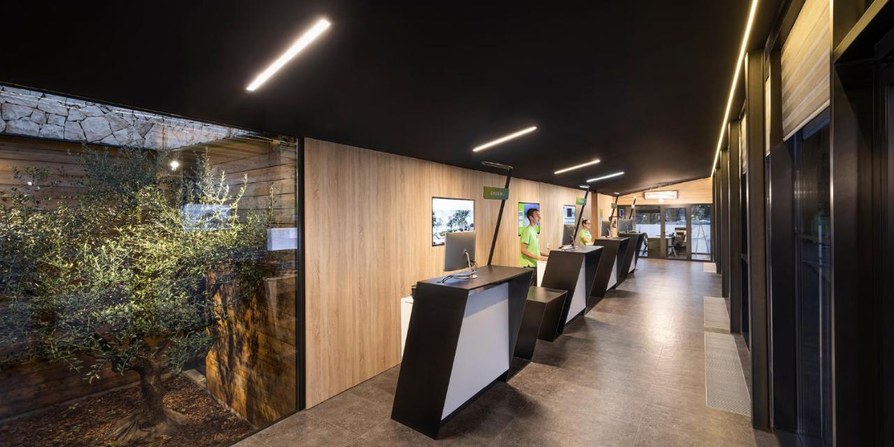 Aminess Style Glamping Villas & Holiday Homes Atea Njivice Exteriör bild The reception area of the station