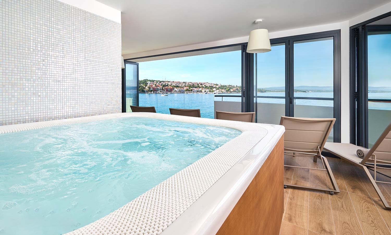 Aminess Style Glamping Villas & Holiday Homes Atea Njivice Exteriör bild A whirlpool bath