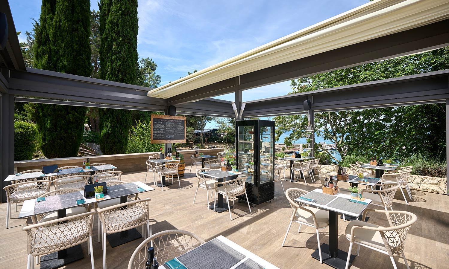 Aminess Style Glamping Villas & Holiday Homes Atea Njivice Exteriör bild Restaurant in the resort