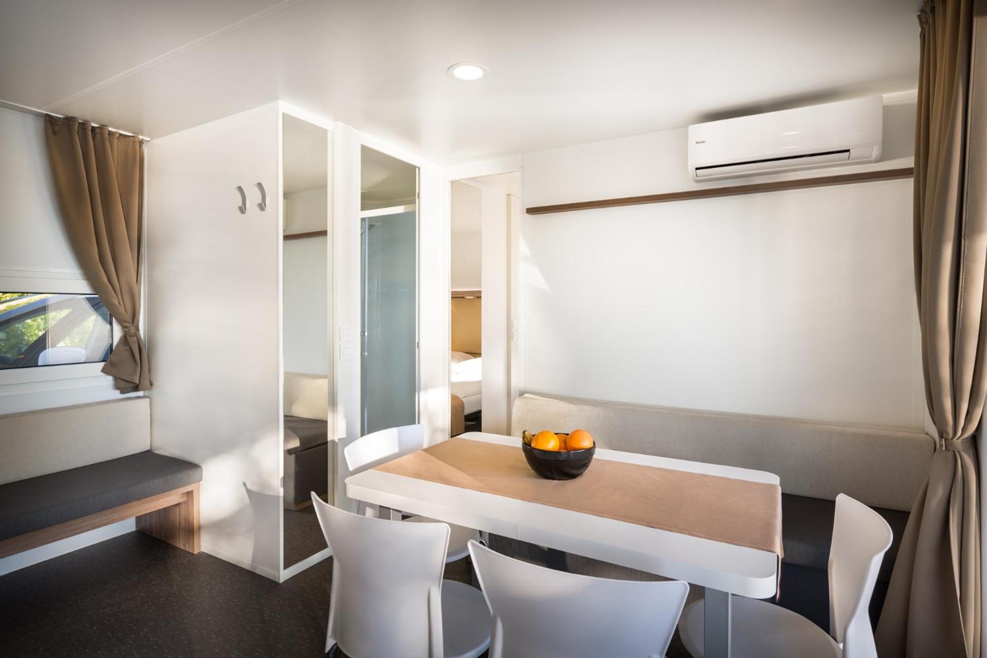 Aminess Style Glamping Villas & Holiday Homes Atea Njivice Rum bild Interior of a mobile home
