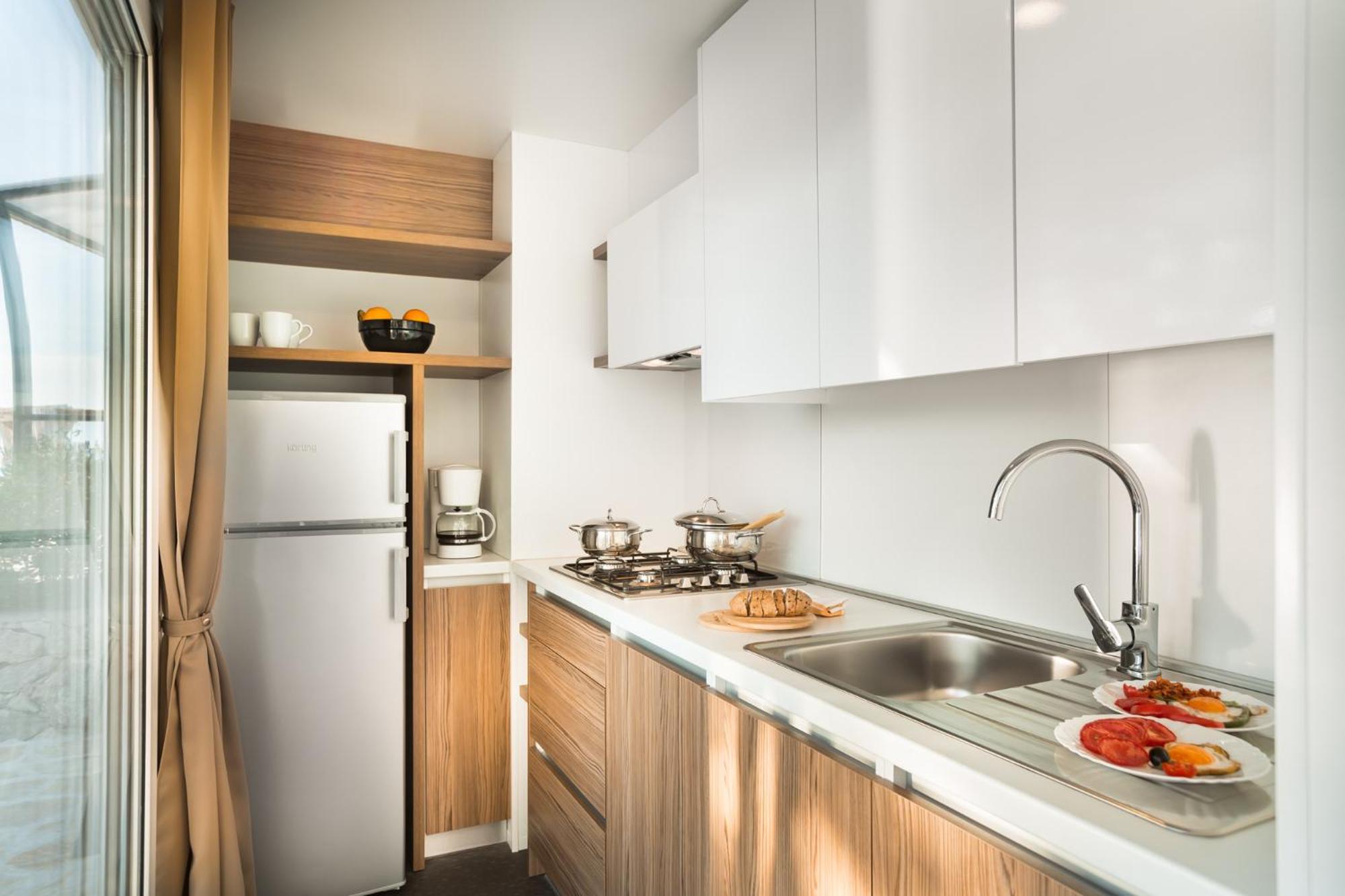 Aminess Style Glamping Villas & Holiday Homes Atea Njivice Rum bild A kitchen