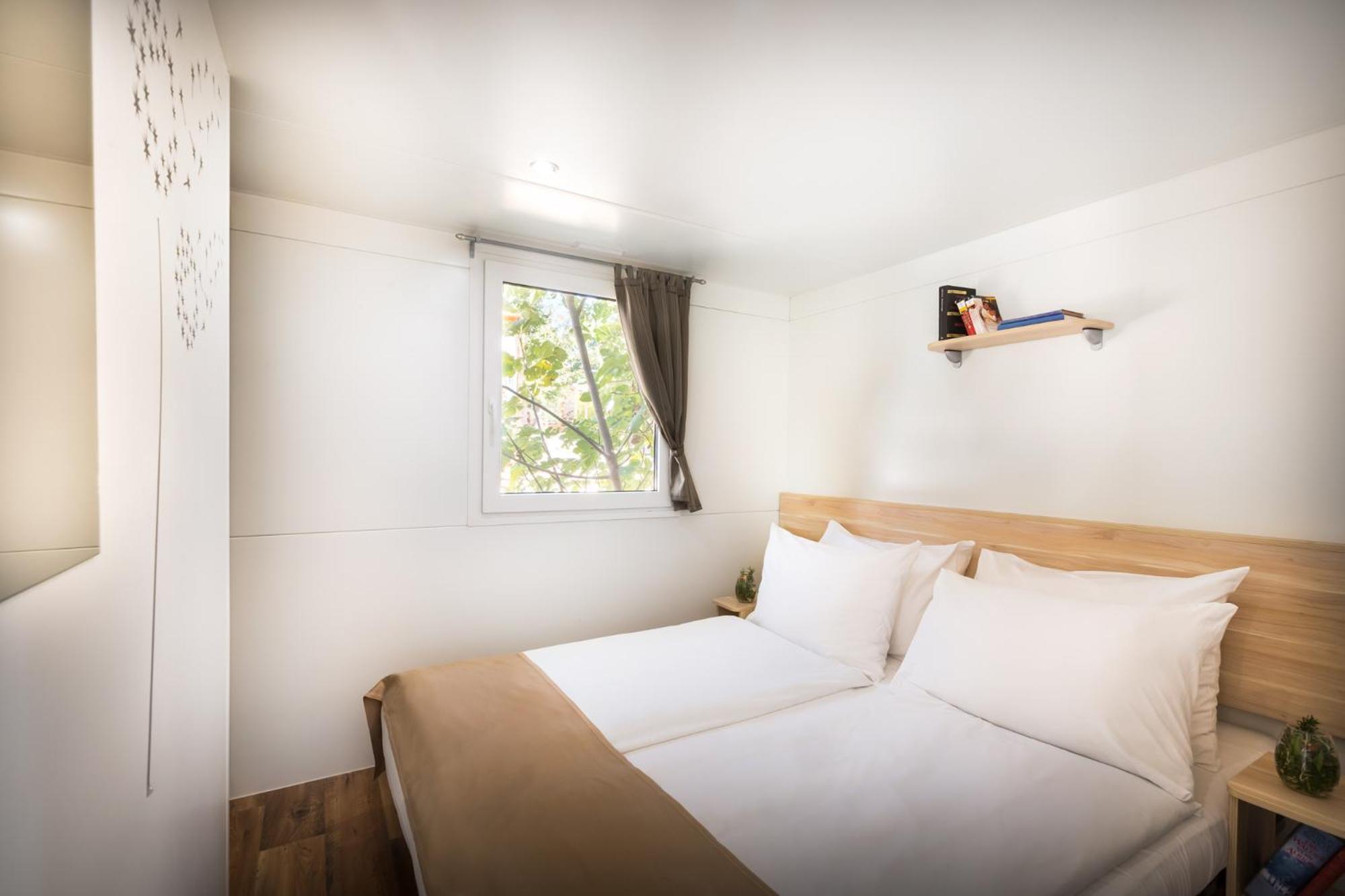 Aminess Style Glamping Villas & Holiday Homes Atea Njivice Exteriör bild A bedroom at the hotel