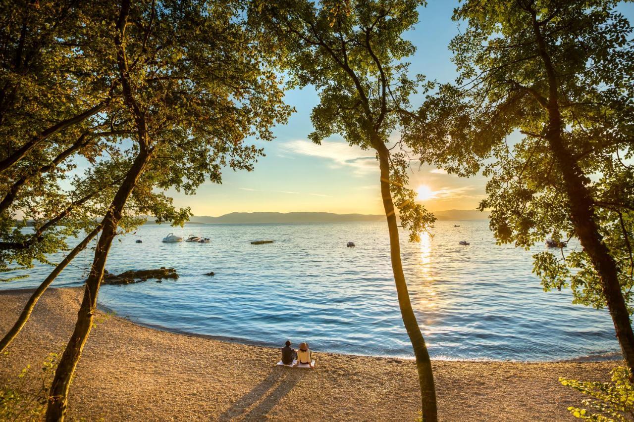 Aminess Style Glamping Villas & Holiday Homes Atea Njivice Exteriör bild Sunset at the beach
